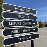 Arthurs Retreat - Part Of The The Bay Village With Pool, Gym And Direct Access, Pub, Restaurant, Tennis And Meadows Walks