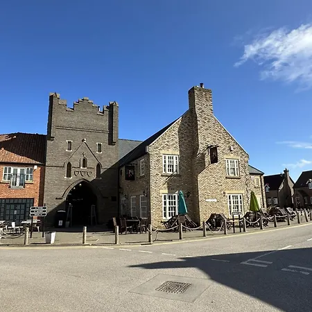 Arthurs Retreat - Part Of The The Bay Village With Pool, Gym And Direct Access, Pub, Restaurant, Tennis And Meadows Walks