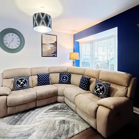 Arthurs Retreat - Part Of The The Bay Village With Pool, Gym And Direct Access, Pub, Restaurant, Tennis And Meadows Walks Feriehus